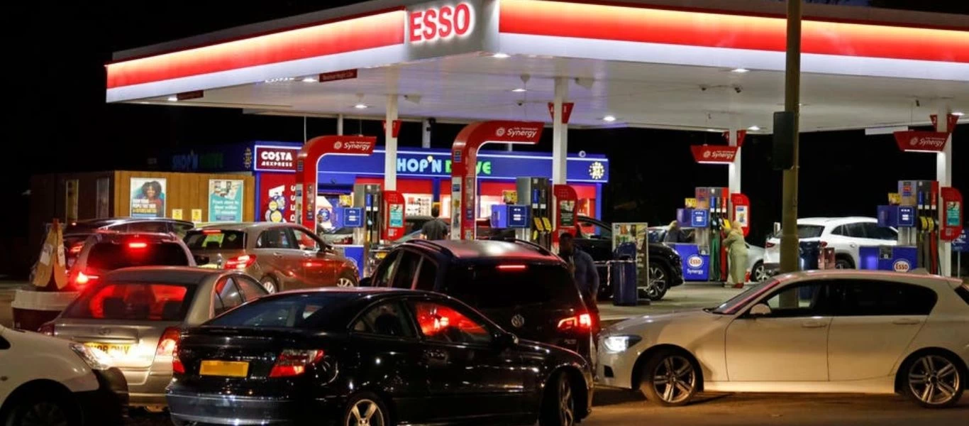 Βρετανία: Πολίτες τσακώνονται ποιος θα βάλει βενζίνη - Αιτία η μη ύπαρξη επαρκούς αριθμού οδηγών βυτιοφόρων (βίντεο)